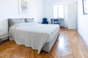 Milan Flat 5 min from Duomo with Park for small cars